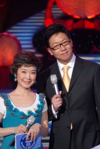 图为王雪纯在主持节目