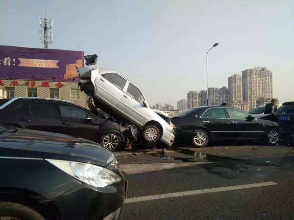 3月26日江苏常州车祸图片