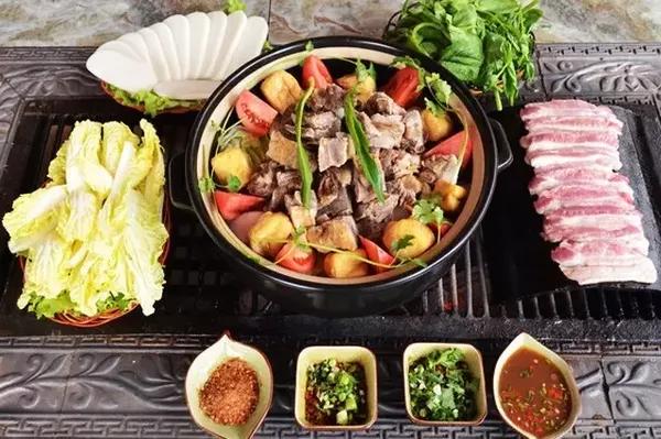 纳西烤肉是纳西人的最爱,是丽江茶马古道上流行的一道传统