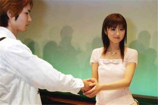 舔嘴唇,拨弄头发和频繁摆弄双腿都是女人对你有兴趣的信号.