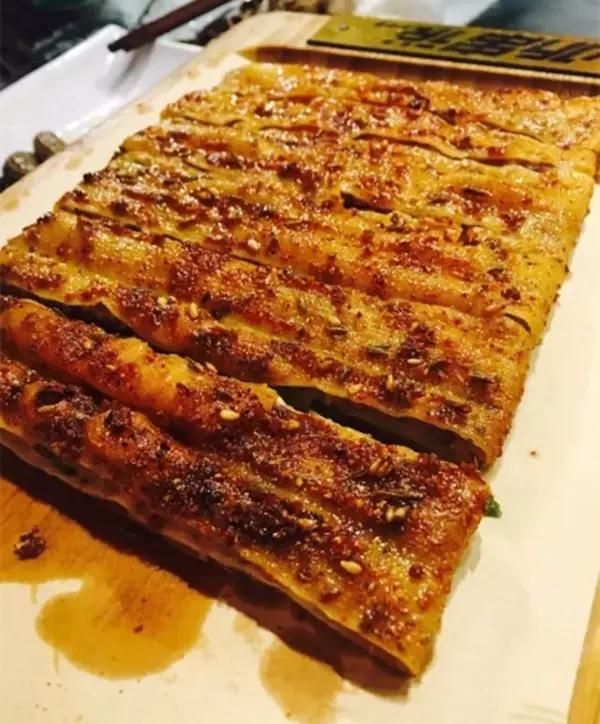 烤菜卷很有特色了是大块的,在上面刷上一层烧烤酱料,味道老棒了.