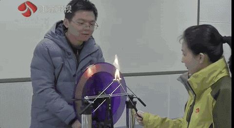 如果只有电火花击打在棉花上,会怎样呢△当转动静电起电机时, 火苗一