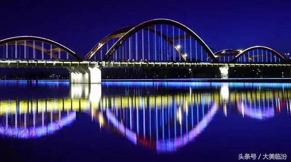 夜幕下的鼓楼西大街彩虹桥