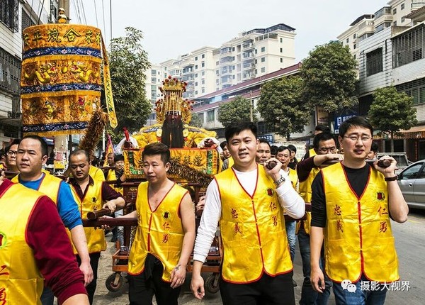 几个壮汉轮流扛关帝爷和土地公(赵建河摄影)