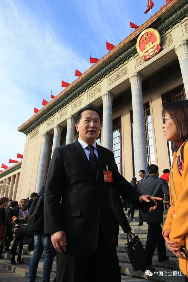 陈继壮接受记者采访.