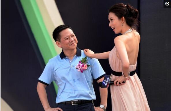 女神林志玲一言不合就和老总撒娇拥抱!