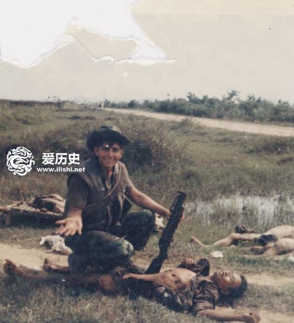 美军在越南的屠杀暴行 与尸体微笑合影