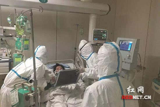 患者在呼吸重症监护室进行隔离治疗