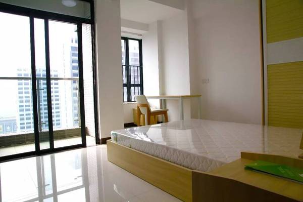 昨日,记者参观绿岛青年荟人才公寓时看到,小区绿化覆盖率高,植物错落