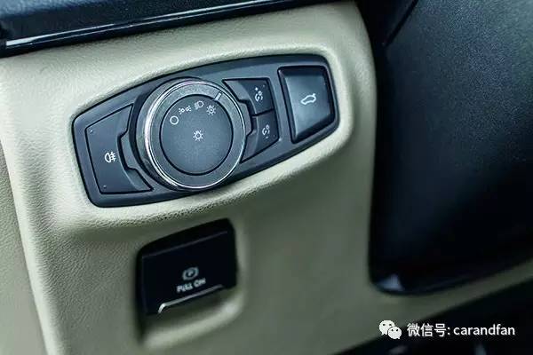 电子手刹位于左侧的灯光调节下方,比较轻易就能摸到