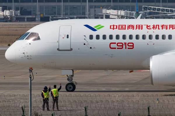 c919机头特写. c919机尾特写.注册号b-001a.