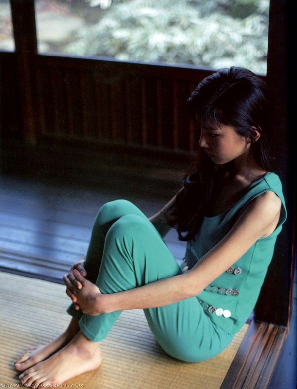 "神色早熟的宝生舞被筱山纪信喻为"日本最美丽少女",人物被置于生活味