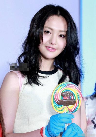 郑爽变成大圆脸,麒麟臂,一双眼睛算是整毁了