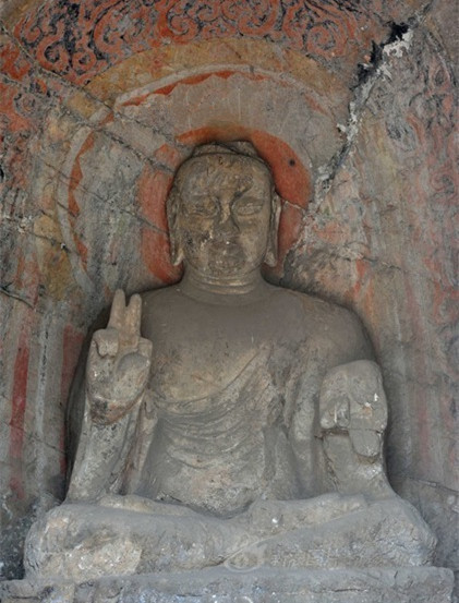 宾阳北洞正壁主尊佛像的特殊"剪刀手"手势为一种极少见的佛教手印.