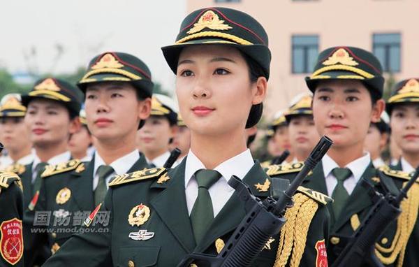 中国人民解放军三军仪仗队女仪仗兵 卢炳广摄