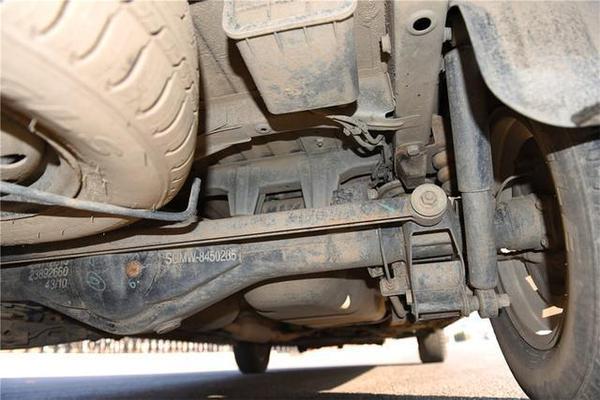 底盘方面,五菱宏光采用了普通mpv烂大街的悬架结构:前麦弗逊式独立