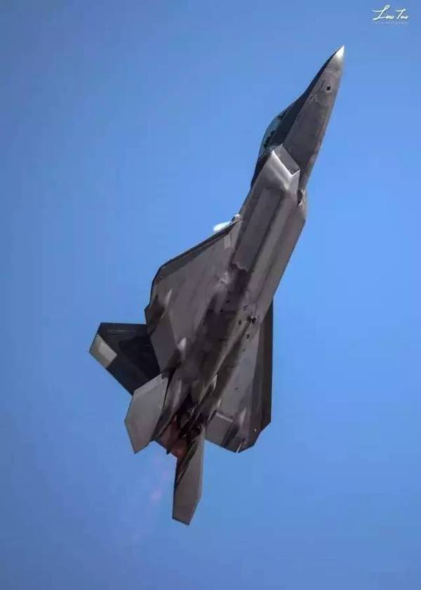 f22在澳大利亚上空上演空中加油,得给它施加压力了
