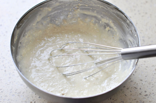 7,继续搅拌成均匀的面糊.