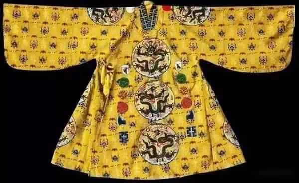 清 缂丝龙袍 当时中国丝绸运往罗马要路经波斯,波斯就操纵着