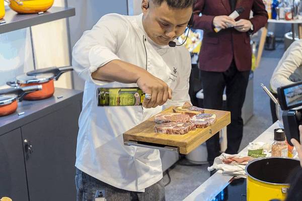 今天这位重量级嘉宾就是《疯狂的冰箱》 特约主厨 杨文johnny 也许不