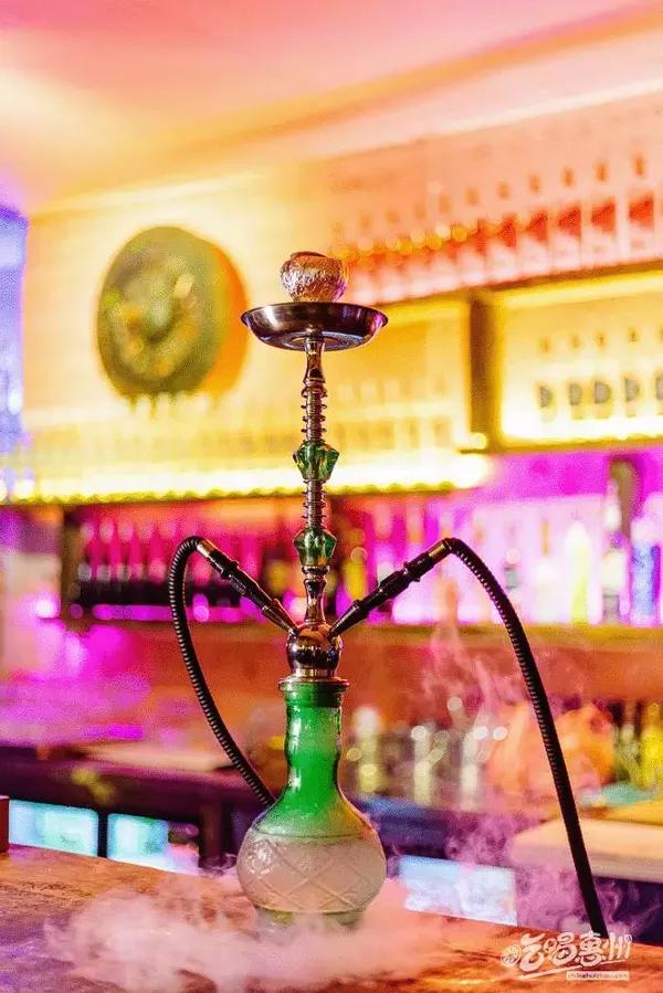 店内有 薄荷和 水蜜桃两种口味的水烟