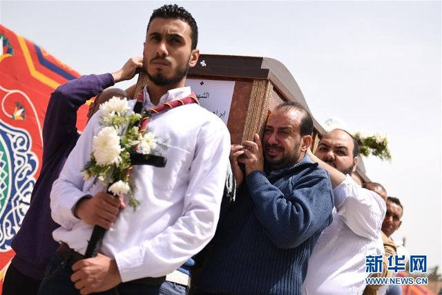 在埃及城市亚历山大,人们参加教堂爆炸袭击遇难者葬礼
