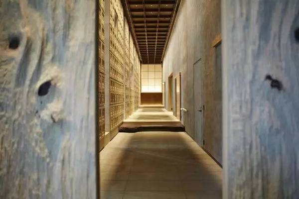 天井设计让整个酒店与大自然格外融合,简逸的线条设计充满了空间韵律.