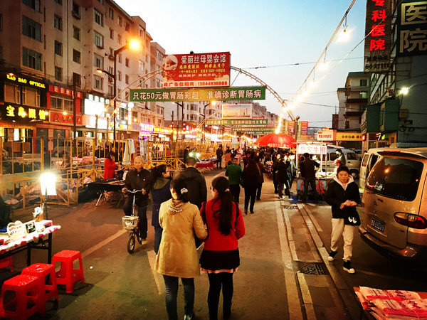 吉林市珲春街夜市开市了!华灯初上 热闹非凡