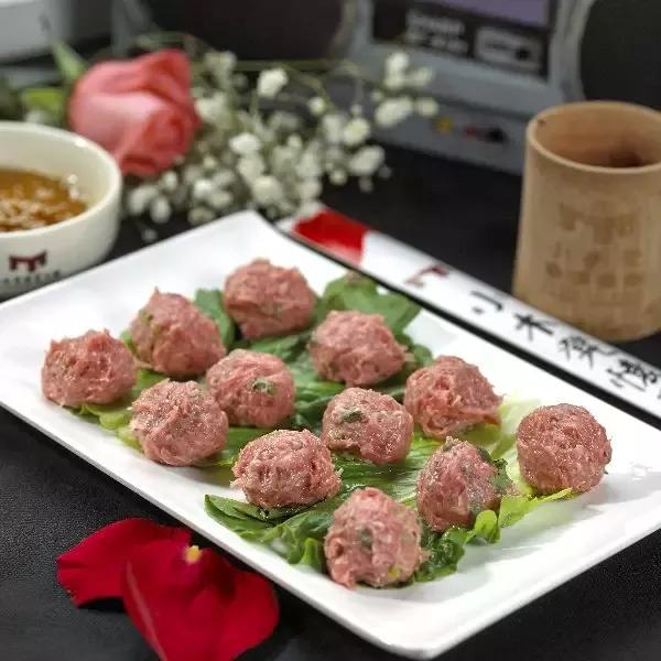香菜丸子:颗粒饱满,融合肉与香菜的味道,熟透浮在火锅油面上,更是一