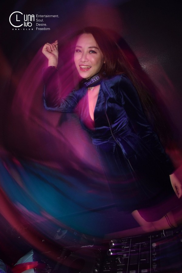 舞动全城 激情献唱 性感女王杨爱琳驾到泰州una酒吧 作为中国各大顶级