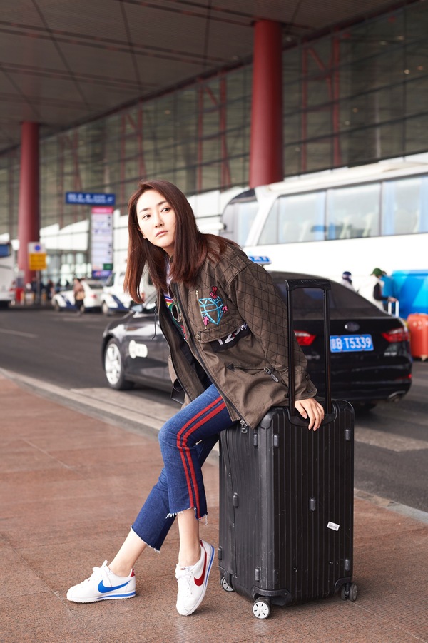 照片中,高姝瑶未施粉黛,一双大长腿,十分吸睛.