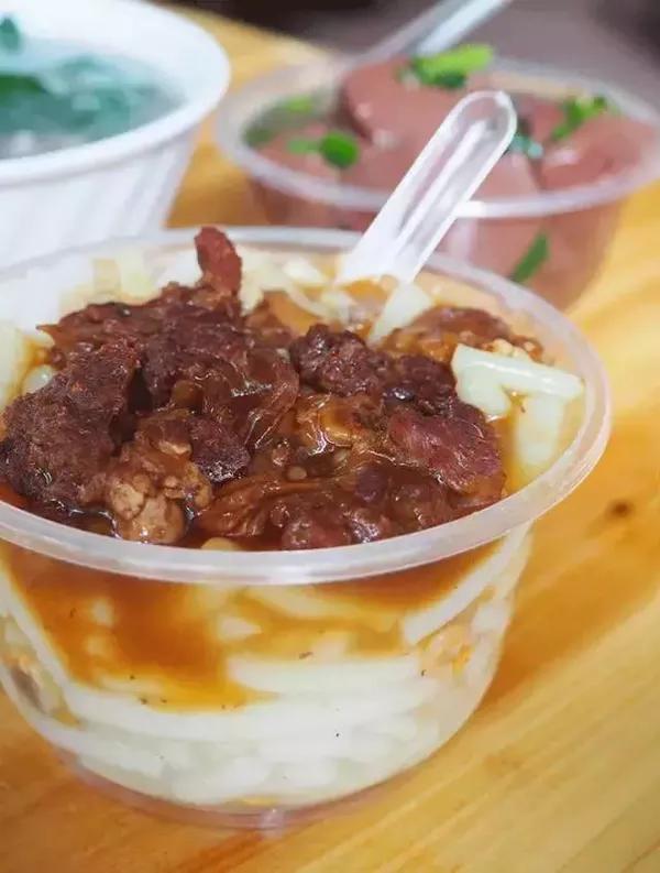 猪肠粉吃上去滑嫩无比,搭配腩汁味道不浓又不淡,搭配的刚刚好,一口猪