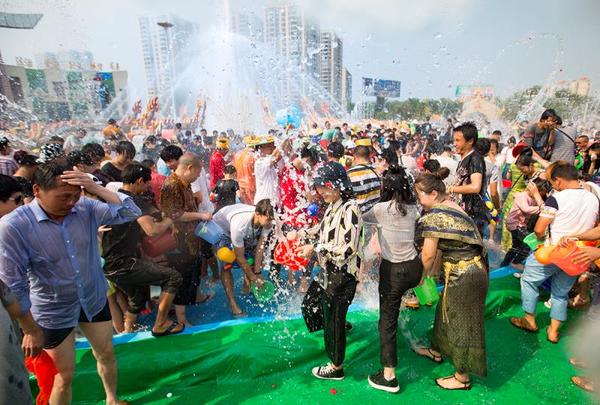 镜头下的2017中国德宏国际泼水节太火了!