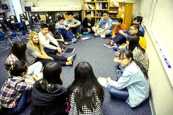 课堂模拟美国高考 在洛杉矶蓝带中学的课程结束后,孩子们将有机会