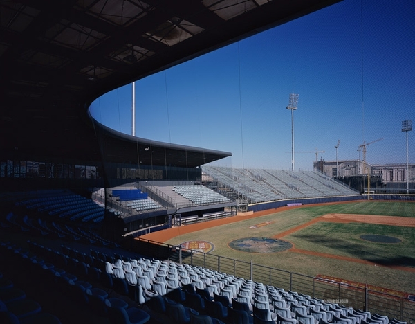 主持设计了摩洛哥国家体育中心游泳馆,五棵松棒球场,国务院经贸委综合