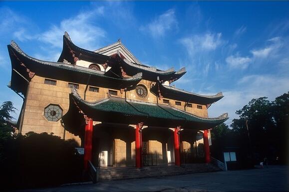 1949年09月,国立湖南大学被中国共产党接管,并更名为