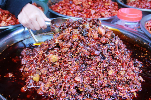 一个很出名的特产---鸡辣角,其实就是辣子鸡的做法,不过油多,辣椒多