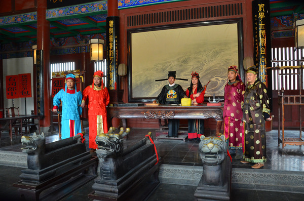 现场版的包公断案,简直惊天动地