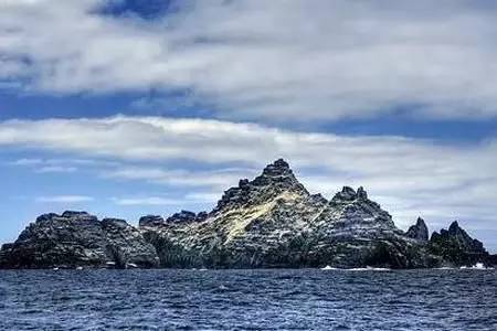 今天全球君就来介绍世界上最恐怖的那些怪岛屿,他们有的能分能合,有的