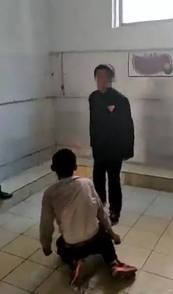 楚雄一中学生厕所内把同学 打到下跪 教育局已开始调查 教育频道 手机搜狐