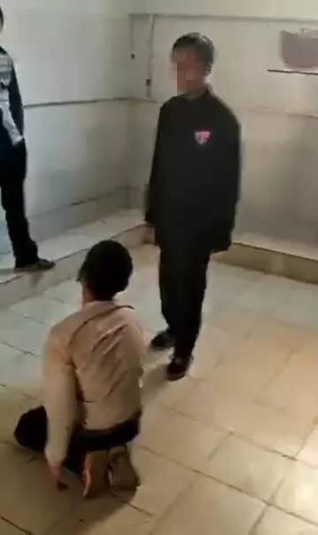 楚雄一中学生厕所内把同学 打到下跪 教育局已开始调查 教育频道 手机搜狐