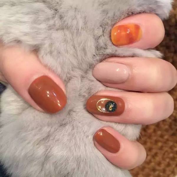 南瓜色美甲到底有多美?看看她们就知道了