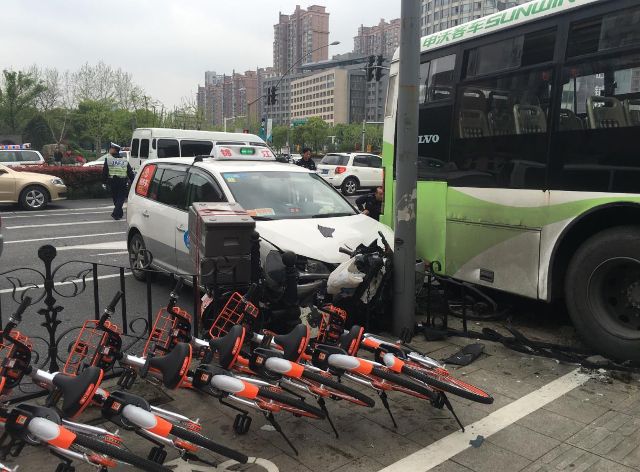 上海昨日车祸图片