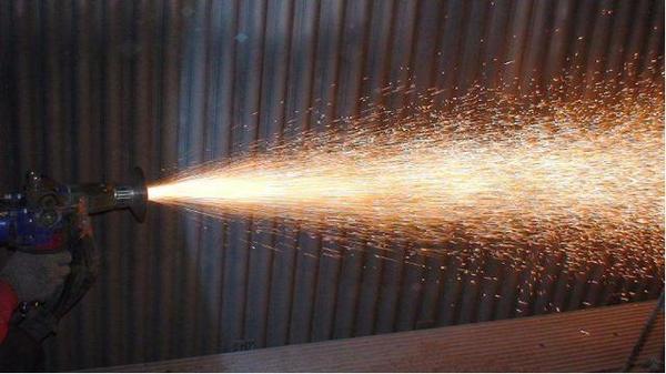 对经电弧喷涂防腐处理的工件进行冲击弯曲试验,结果不但完全符合有关