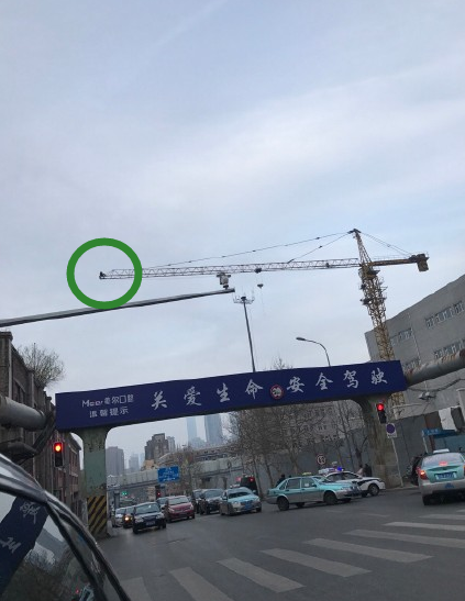 突发!大连鞍山路一男子爬高架欲轻生 十分惊险