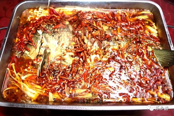 "锅贴鸡",精选当年鲜嫩小鸡,与小锅贴一同熬炖,火候适中,鸡肉肥而不腻