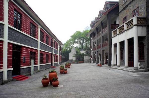 重庆首条观光巴士再次归来,一车尽揽山城美景!