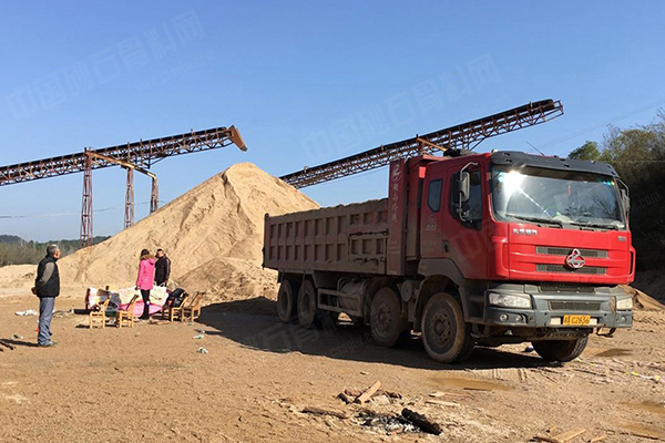 小尖桥河四组,一名司机在卸货过程中,因操作大意导致货车上的砂石滚落