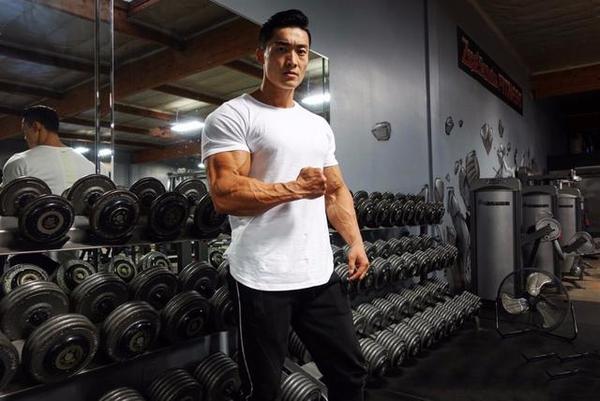 中国小伙再站世界健美领奖台上!