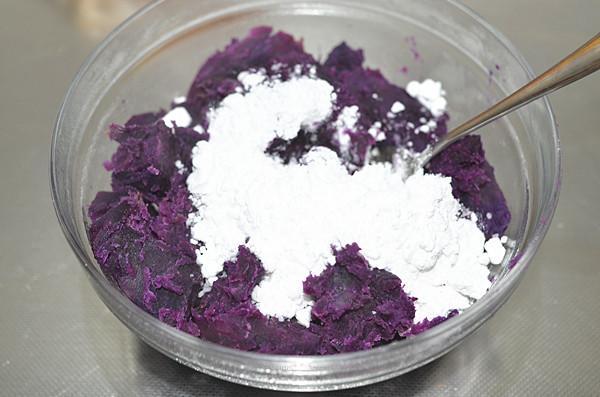 1.紫薯去皮切块蒸熟后趁热加入糖粉.